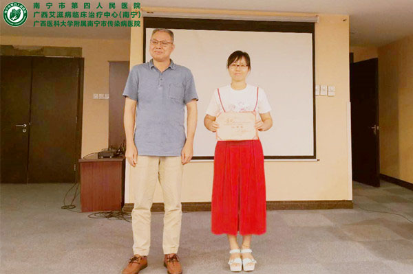 图为罗凤医师代表南宁市第四人民医院参加比赛的获广西区三等奖.jpg